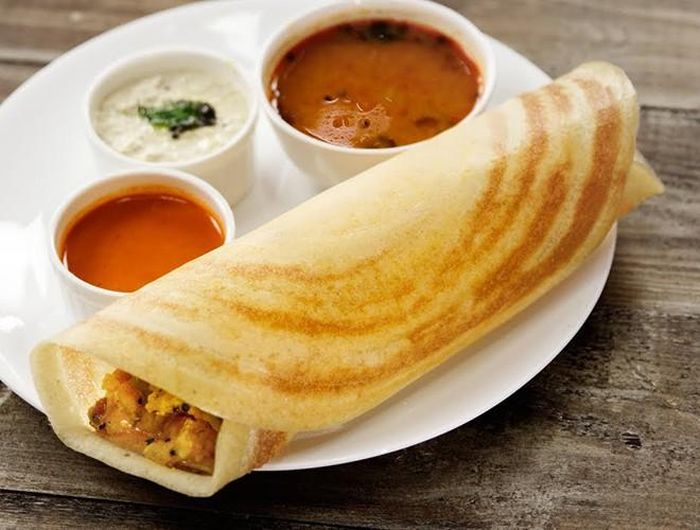 Là một món ăn sáng, Masala dosa được làm từ cơm, muối, dầu thực vật, đậu lăng đen nghiền, ớt xanh, lá cà ri và các loại gia vị cay, mang đậm đà bản sắc Ấn Độ