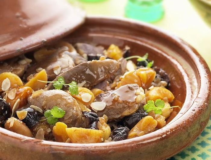 Ngoài món cá mòi đóng hộp nổi tiếng thế giới bao đời nay, ẩm thực của người Morocco còn gợi cảm hứng cho du khách qua những món hầm trong chiếc bình sứ được gọi là Tagine
