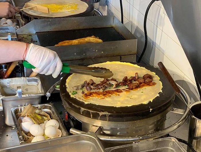Bánh Jian Bing hay còn được gọi là bánh crepe kiểu Hoa, là một món ăn được người dân Trung Quốc ưa chuộng vào mỗi buổi sáng