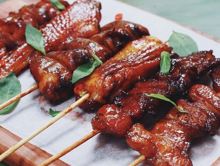Moo Ping là món heo xiên nướng đặc trưng của Thái Lan. Thực khách có thể dễ dàng bắt gặp món ăn này trên khắp các đường phố của xứ chùa vàng, đặc biệt là thành phố Bangkok