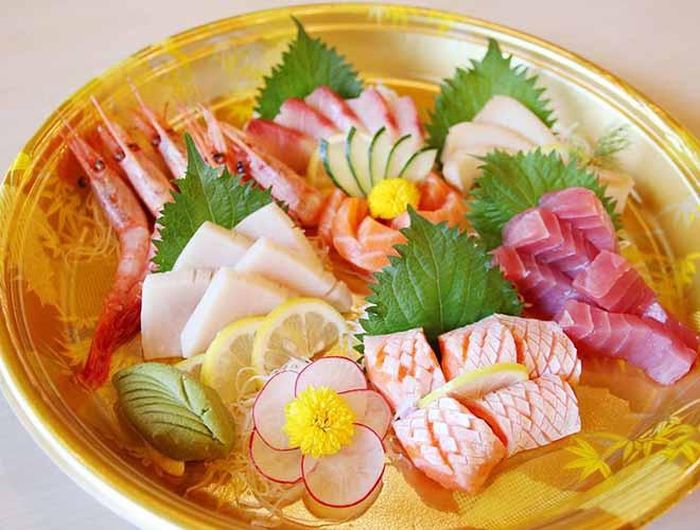 Các loại hải sản thường được sử dụng là cá ngừ, cá hồi, mực và tôm. Thật ra bạn có thể thấy Sashimi ở bất cứ nơi đâu, nhưng chỉ tại Nhật bạn mới thực sự được thưởng thức loại Sashimi ngon nhất nhờ cách chế biến đặc trưng của người Nhật