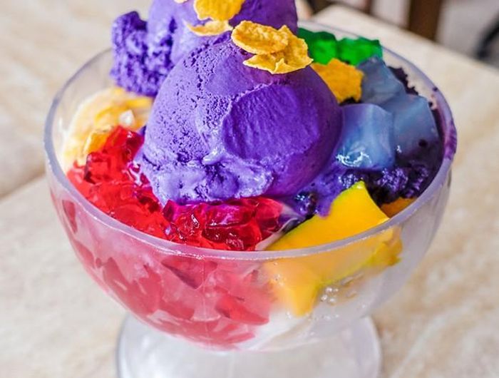 Món chè này được trộn lẫn nhiều nguyên liệu như kem lạnh, thạch dừa, các loại đậu, trân châu, thạch rau câu, chuối, khoai lang, dừa, mứt, sữa, trái cây, giúp món ăn đa dạng hương vị, hấp dẫn thực khách