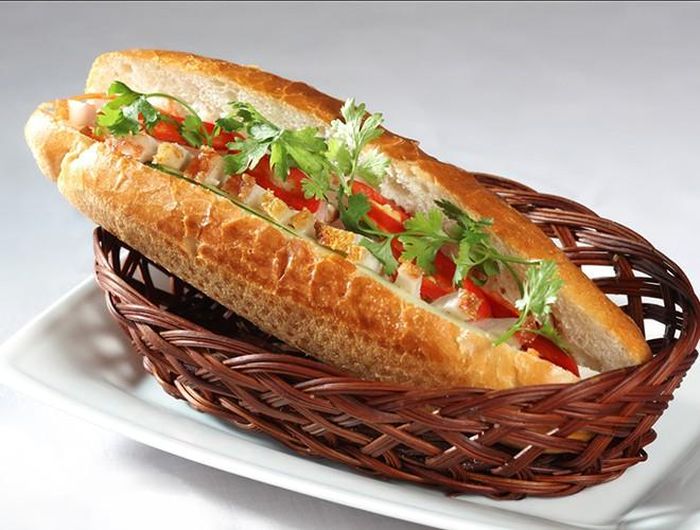 Bánh mì Việt Nam được nhiều chuyên trang ẩm thực thế giới đánh giá là món ăn đường phố hấp dẫn bậc nhất