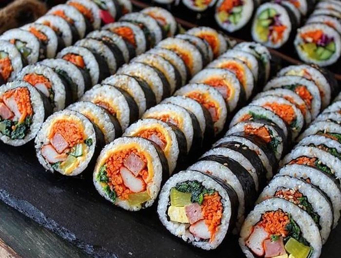 Kimbap được biến tấu với nhiều loại nhân khác nhau. Tuy là món ăn đường phố nhưng Kimbap lại được đánh giá là tốt cho sức khỏe bởi 70% thành phần của nó là các loại rau củ