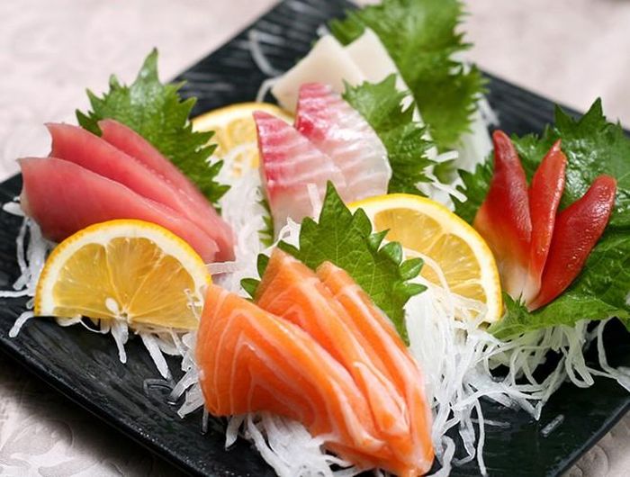 Sashimi là một món ăn đầy tinh tế của người Nhật, gồm hải sản tươi sống cắt nhỏ, ăn kèm với rau, mù tạt và chanh