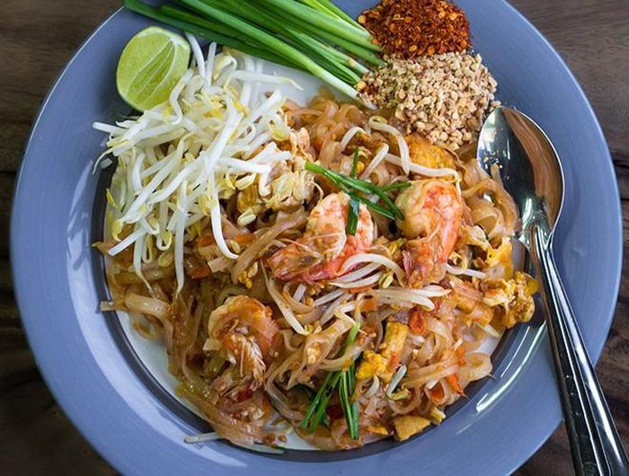 Đây là món ăn đường phố nổi tiếng của Thái Lan. Khi ghé thăm xứ sở chùa vàng, nếu du khách bỏ qua món Pad thai thì quả thực là một sự thiếu sót lớn