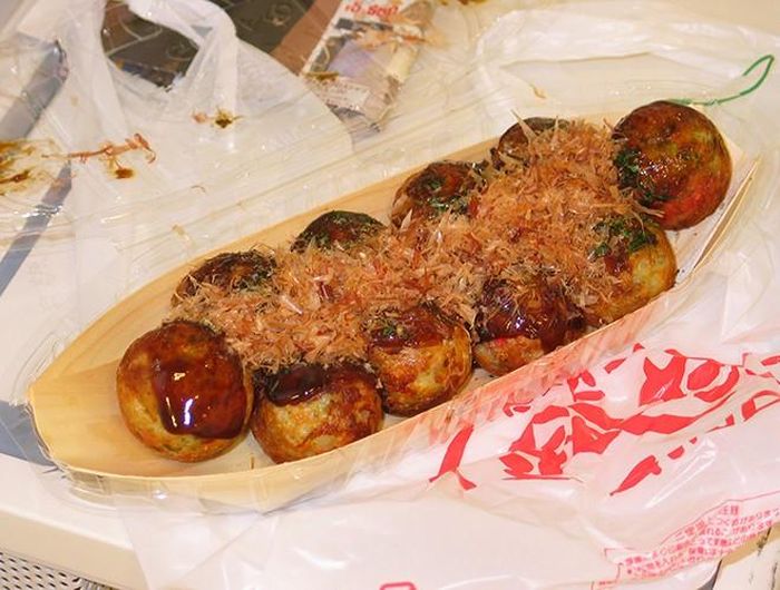Takoyaki hay còn được gọi là bánh bạch tuộc, là một món ăn đường phố đặc trưng tại Nhật Bản