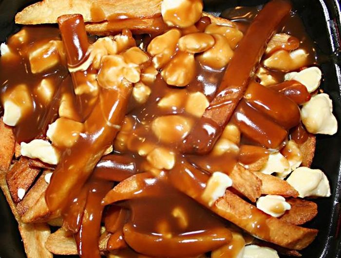 Thành phần chính của món ăn này bao gồm khoai tây chiên, sữa đông và nước xốt thịt. Mùi vị đặc trưng khó cưỡng đã giúp Poutine trở thành món ăn đường phố nổi tiếng khắp Canada