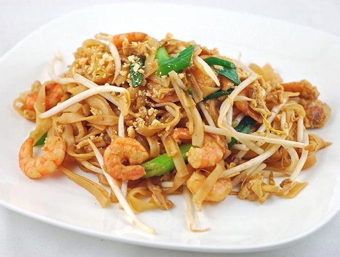 Pad thai từng đứng vị trí thứ 5 trong bảng xếp hạng "50 món ăn ngon nhất thế giới" do CNN bầu chọn vào năm 2011. Đây là món phở xào đơn giản cùng với trứng, đậu hũ, nước mắm, tôm khô, ớt, ăn kèm với chanh và giá