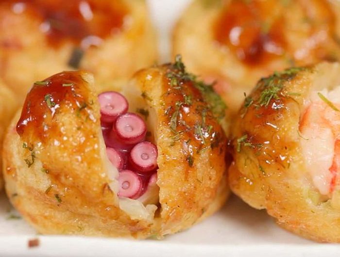 Takoyaki được nướng trên một chiếc chảo đặc biệt chuyên dụng có khuôn tròn sẵn với vỏ ngoài bằng bột mì và phần nhân bao gồm bạch tuộc, rau, gừng đỏ, hành. Khi thưởng thức, thực khách sẽ rưới mayonnaise cùng một loại sốt đặc trưng của Nhật lên trên để cảm nhận hết mùi vị của loại bánh này