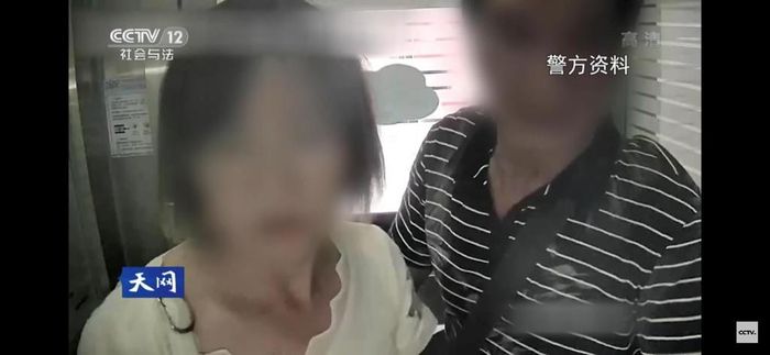 Hình ảnh Trương và Nhiếp ở cây ATM. Ảnh: CCTV.