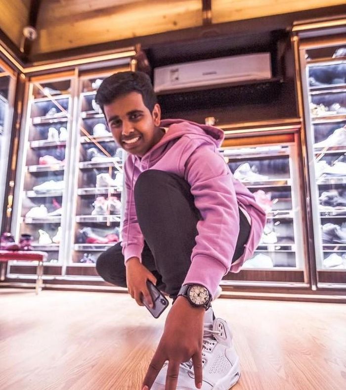 Bên cạnh tài năng kinh doanh, thiếu gia nhà Belhasa còn là một “sneakerhead” chính hiệu. Hầu hết đôi giày trong bộ sưu tập của cậu đều là phiên bản giới hạn với giá đắt đỏ. Trong bài phỏng vấn với Highsnobiety 2 năm về trước, Belhasa cho biết cậu sở hữu hơn 200.000 đôi giày đến từ các thương hiệu yêu thích như OFF-WHITE, Philipp Plein, Supreme, Supreme x Louis Vuitton, BAPE… Bộ sưu tập giày của Belhasa được ước tính có giá trị lên đến 1 triệu USD.