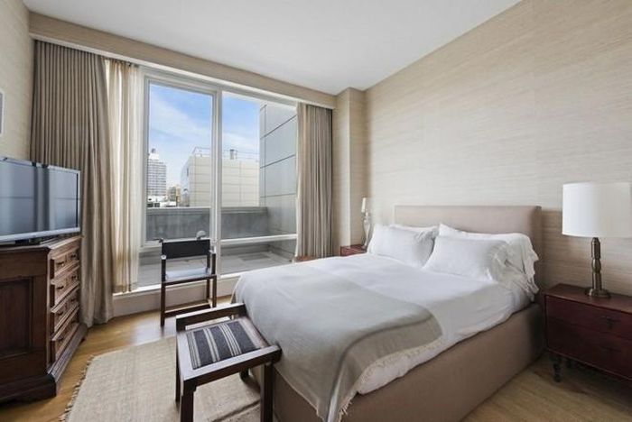 Phòng ngủ phụ trong căn penthouse cũng được trang bị đầy đủ các tiện nghi cần thiết và có ban công nhỏ để ngắm cảnh