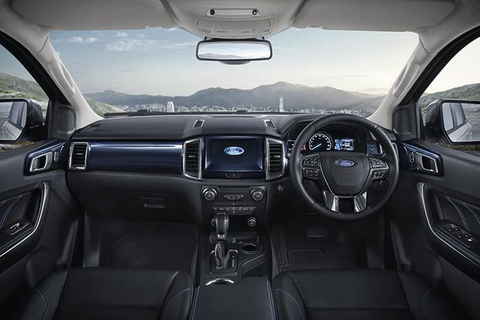 Bên trong nội thất, Ford Everest Sport được thiết kế theo kiểu Hydrographic. Ghế được bọc da, chỉ khâu màu xanh tương phản. Bảng điều khiển trung tâm cũng được bọc da và có đường khâu màu xanh tương tự.