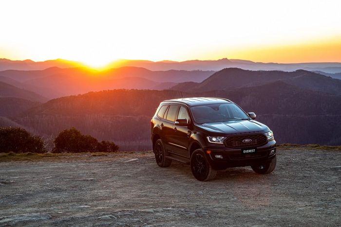 Trang bị an toàn của Ford Everest Sport không khác biệt so với bản Titanium, bao gồm ABS, EBD, hỗ trợ phanh khẩn cấp, hỗ trợ leo dốc, hệ thống giảm thiểu rủi ro sau va chạm, 7 túi khí, camera lùi và cảm biến lùi. Ford Everest Sport chỉ có 3 tùy chọn màu ngoại thất gồm trắng Arctic White, đen Absolute Black và bạc Aluminium Metallic.
