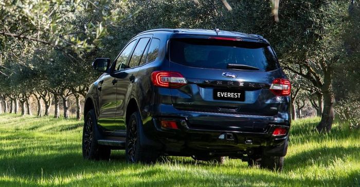 Tạo sức mạnh cho Ford Everest Sport 2020 là khối động cơ diesel 4 xy-lanh 2.0L tăng áp, sản sinh công suất 180 mã lực và mô-men xoắn 420 Nm. Hộp số tự động 10 cấp, lẫy chuyển số tích hợp trên vô lăng.