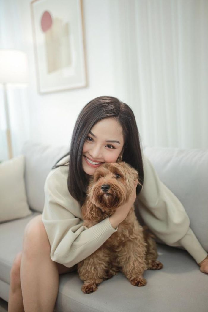 Miu Lê tung clip hát mộc ca khúc Giá như cô ấy chưa xuất hiện với sự góp mặt của một chú cún 6 tuổi.