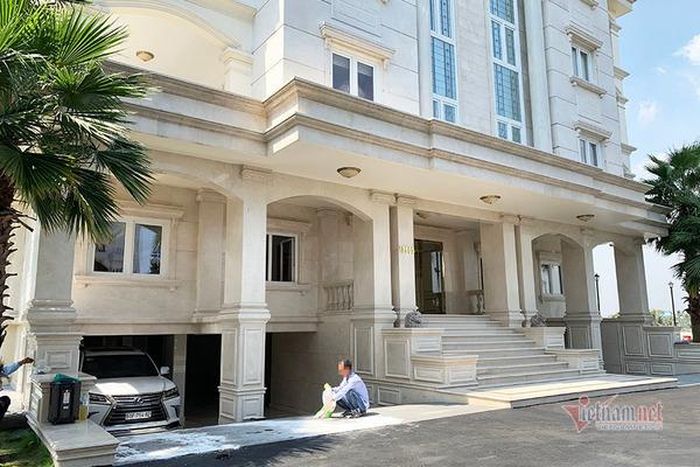 UBND phường Thảo Điền đã tiến hành kiểm tra sau thông tin phản ánh công trình này lấn sông, lập chốt barie cản trở người lưu thông vào hẻm. 