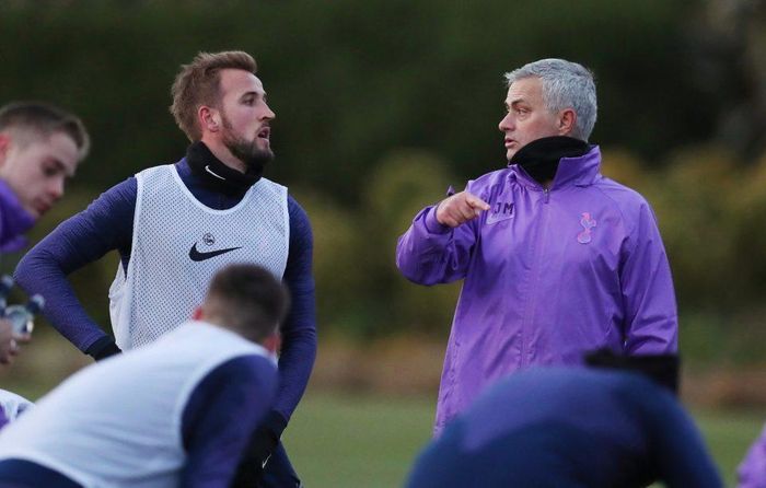 Ông trò chuyện với đội trưởng Harry Kane