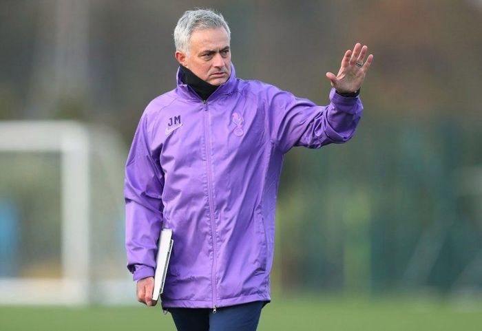 Mourinho trên sân tập Tottenham