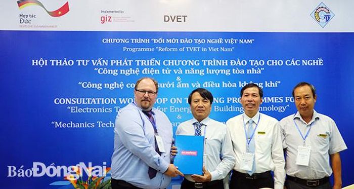 Ông Dennis Thoms, đại diện của Phòng Thủ công Nghiệp Aachen trao “Thư xác nhận” về tính tương đương tiêu chuẩn Đức của hai bộ chương trình đào tạo nghề cho đại diện Trường cao đẳng Cơ giới và thủy lợi