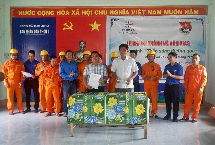 Bàn giao công trình “Thắp sáng đường quê”cho xã Đak Jơ Ta (huyện Mang Yang). Ảnh: H.D