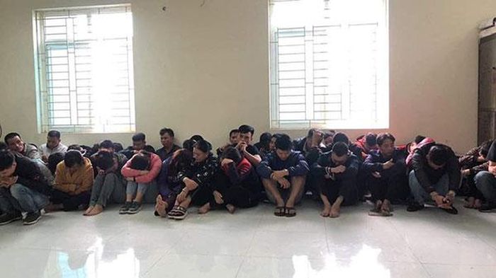 ...và đối tượng bị bắt giữ.