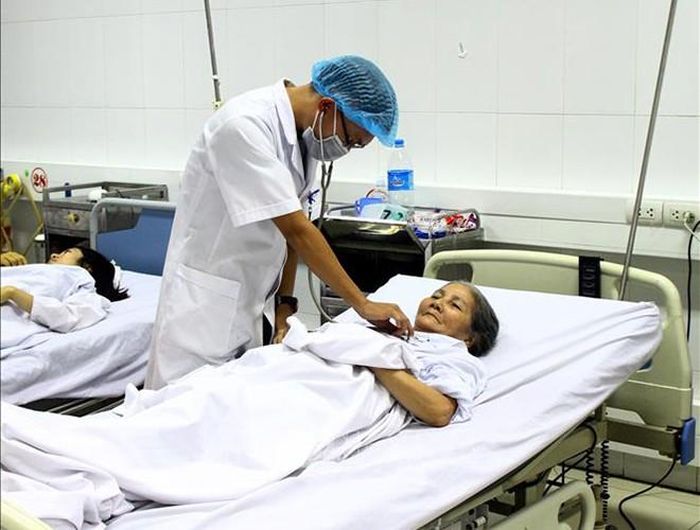  Các nạn nhân được phát hiện và đưa đến bệnh viện trong tình trạng khó thở, tức ngực, lơ mơ, rối loạn ý thức, gọi hỏi kém đáp ứng. Còn bố chị Nhàn đã tử vong trước đó. Kết quả xét nghiệm cho thấy, 3 người có nồng độ CO cao, chỉ số oxy trong máu thấp, và bác sĩ đã chẩn đoán do ngộ độc khí than 