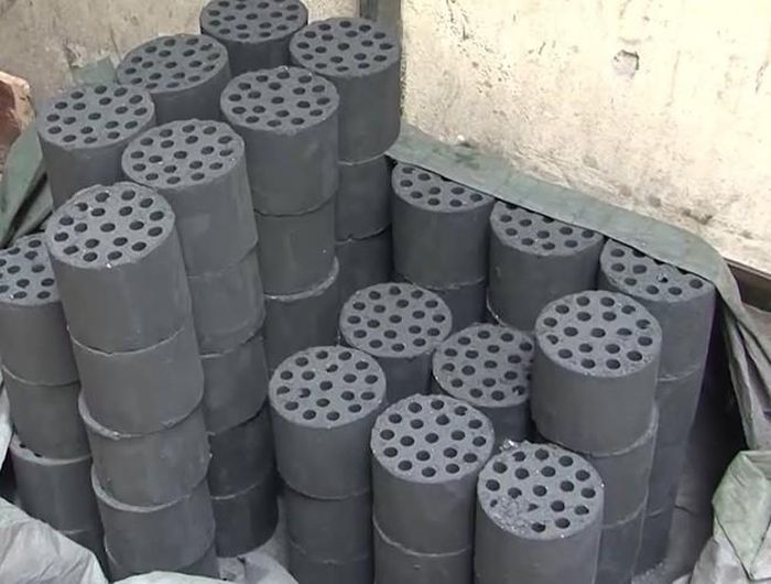  Được biết, khi than cháy trong điều kiện thiếu không khí sẽ sinh ra một loại khí cực độc là Carbon Monoxide (CO). Đây là chất khí không màu, không mùi, gây ngạt toàn thân do tranh chấp với oxy, gây giảm oxy máu ở tất cả các cơ quan của cơ thể 