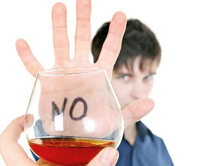  Nói không với rượu, vì uống nhiều rượu khiến cho các mạch máu giãn ra, gặp thời tiết lạnh, mạch đột ngột co lại, huyết áp tăng, gây tai biến và dẫn đến tử vong 