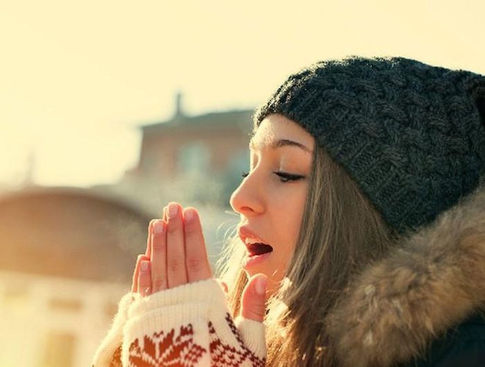  Thay vì sử dụng than, củi đốt, cách tốt nhất giúp giữ ấm cơ thể vào những ngày đông giá rét đó là mặc quần áo ấm. Đặc biệt khi ra đường thì việc này càng quan trọng hơn, người dân cần trang bị đủ cả quần áo, mũ, tất... 