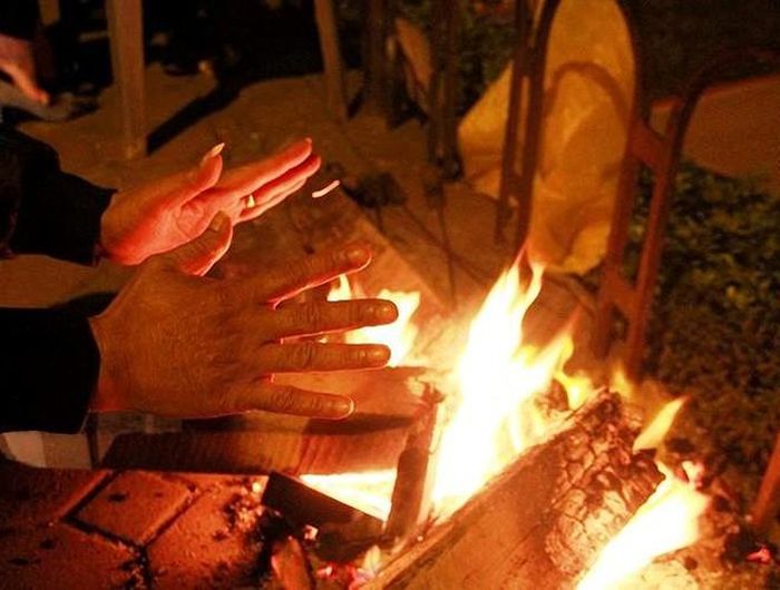  Đến sáng hôm sau, chị Nhàn thấy khó thở và tìm người giúp đỡ nhưng nhìn sang thì thấy mẹ đẻ là bà Nguyễn Thị Thái (SN 1948) có biểu hiện mất ý thức, bé sơ sinh khó thở, còn người bố là ông N.C.T (75 tuổi) nằm dưới sàn ngất lịm 