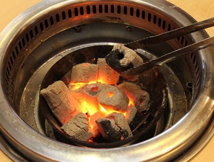 Bình thường gia đình anh D. dùng bếp ga nấu ăn, nhưng những ngày rét gần đây do tiết kiệm chi phí nên đã dùng củi đốt trong nhà để sưởi và nấu nước tắm. Sự việc không may xảy ra trong lúc vợ đi vắng, anh D. lên cơn động kinh, ngã vào bếp củi khiến cánh tay bị bỏng nặng 