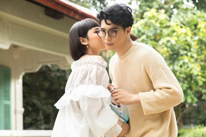 Kịch bản MV không mới khi xây dựng nội dung theo hướng drama lồng ghép những tình tiết xuất hiện ở nhiều MV Vpop, đó là tình tay ba và tình yêu đồng tính. Hiền Hồ vào vai người phụ nữ đã kết hôn và luôn hết lòng chăm sóc gia đình, dành trọn tình cảm cho chồng của mình (do diễn viên Huy Trần thủ vai).