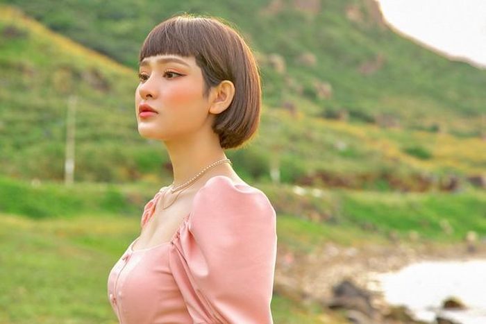 “Tình yêu đồng giới hay cộng đồng LGBT cũng đều là tình yêu của con người, chúng ta nên đón nhận nó một cách công bằng. Chuyện yêu đương giữa nam với nữ đã trở nên bình thường rồi. Bây giờ người thứ ba cũng có thể là đàn ông nên tôi thấy việc khai thác câu chuyện trong MV như vậy cũng hợp lý, giúp mọi người nhìn thấy những góc khuất trong chuyện tình yêu”, Hiền Hồ chia sẻ.