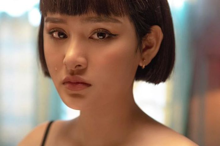 Đỉnh điểm, cô mời chồng và người thứ ba đến buổi triển lãm. Tại đây, chồng cũ phát hiện vợ mình mang bầu. Nói về ý tưởng thực hiện MV, Hiền Hồ cho biết đây chính là câu chuyện thật từ một người bạn của nữ ca sĩ, chỉ khác là người bạn ấy chưa mang bầu.