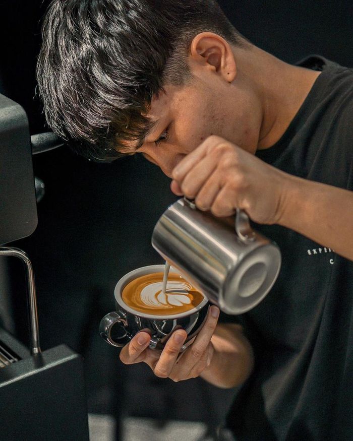 Nếu không uống được cà phê, bạn có thể thưởng thức những món nước khác như soda trái cây, matcha sữa hoặc bánh ngọt. Đa số những món này đều được trang trí công phu và bắt mắt. Quán mở cửa từ 9-19h hàng ngày. Ảnh: Puheisahopper, koi_koiks, korelab.
