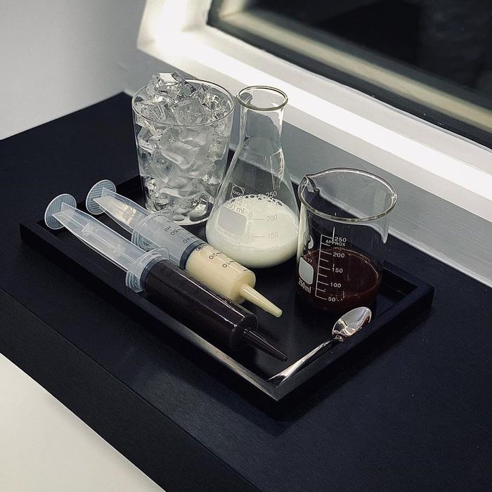 Khi thưởng thức các món cà phê tại quán, bạn sẽ được tự tay bơm sữa đặc và cà phê từ những chiếc ống tiêm vào cốc có sẵn đá lạnh và sữa tươi. Đây cũng là công đoạn để các tín đồ ẩm thực có thể quay clip hoặc chụp những tấm ảnh "sống ảo". Nhiều thực khách đã đến đây đều nhận xét rằng họ khá thích thú với phong cách uống cà phê độc đáo này. Ảnh: Korelab.