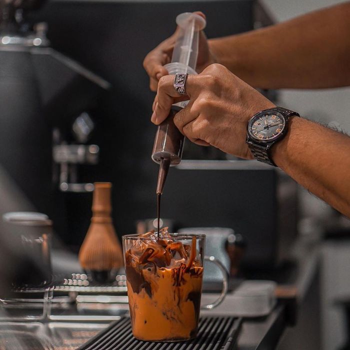 Kore Lab Café vẫn sử dụng cà phê pha máy thông thường nhưng lại phục vụ trong những chiếc cốc đặc biệt. Thực khách sẽ nhận được một bộ dụng cụ bao gồm ống tiêm cùng các loại bình và cốc giống y hệt trong phòng thí nghiệm. Ảnh: Puheisahopper.