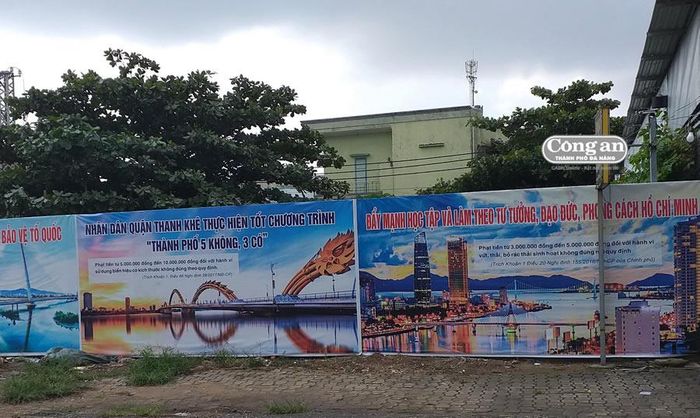 Các tấm pa-nô được dựng trước các lô đất trống trên đường Nguyễn Tất Thành.