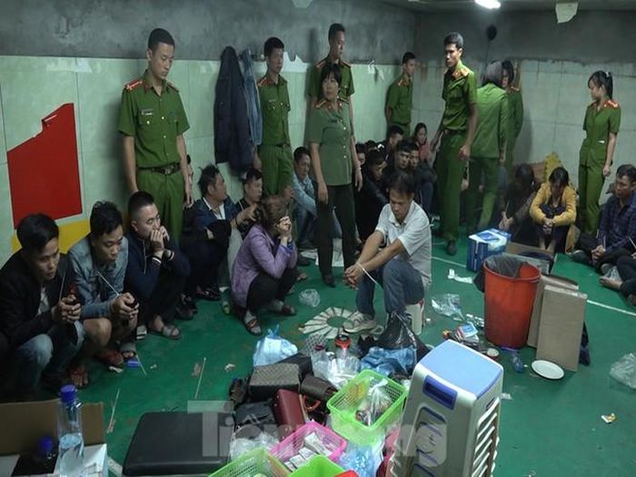 Tại đây, cảnh sát bắt quả tang 52 con bạc đang sát phạt nhau dưới hầm ngầm tại nhà của người tổ chức, cầm đầu đường dây tổ chức đánh bạc tên Lưu.