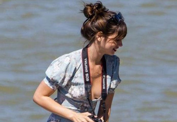 Nữ diễn viên người Cuba, Ana de Armas được mệnh danh là người phụ nữ đẹp thứ 4 thế giới 2019. Hiện tại cô đang làm việc tại Hollywood và cũng được coi là một trong những phụ nữ nóng bỏng nhất.