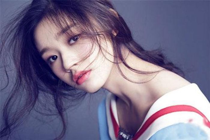 Nữ diễn viên Trung Quốc - Lin Yun 23 tuổi đứng ở vị trí thứ 9. Cô nàng nổi tiếng với vai nữ chính trong bộ phim Nàng tiên cá.