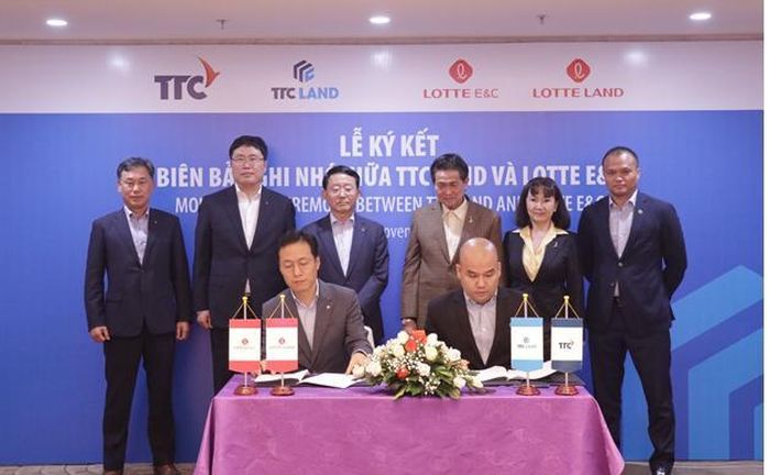 Ông Vũ Quốc Thái – CEO TTC Land và ông KIM Young Ju – CEO Lotte Land ký kết những điều khoản thỏa thuận