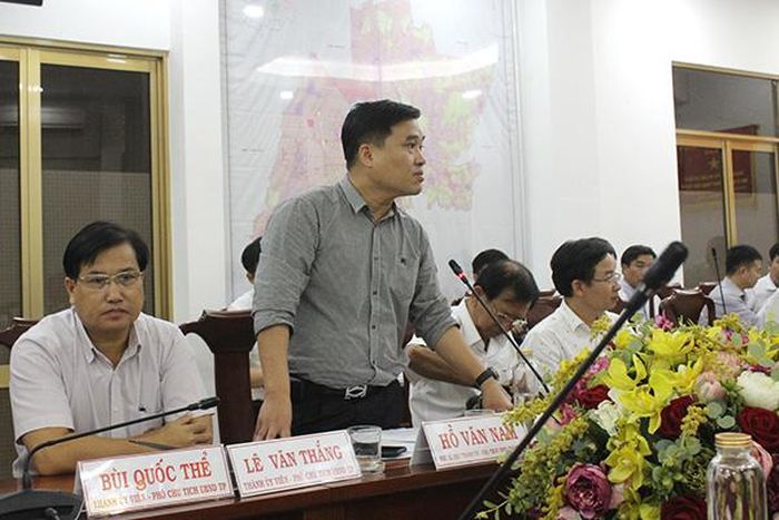 Chủ tịch UBND TP.Long Khánh Hồ Văn Nam trình bày các vấn đề tại địa phương với lãnh đạo UBND tỉnh.