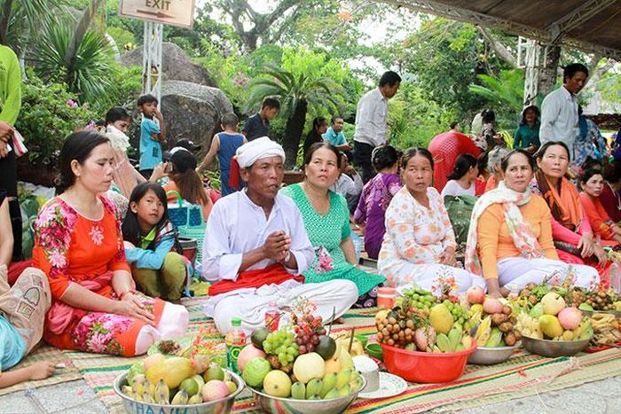  Đồng bào Chăm về dự lễ hội Tháp Bà Ponagar 