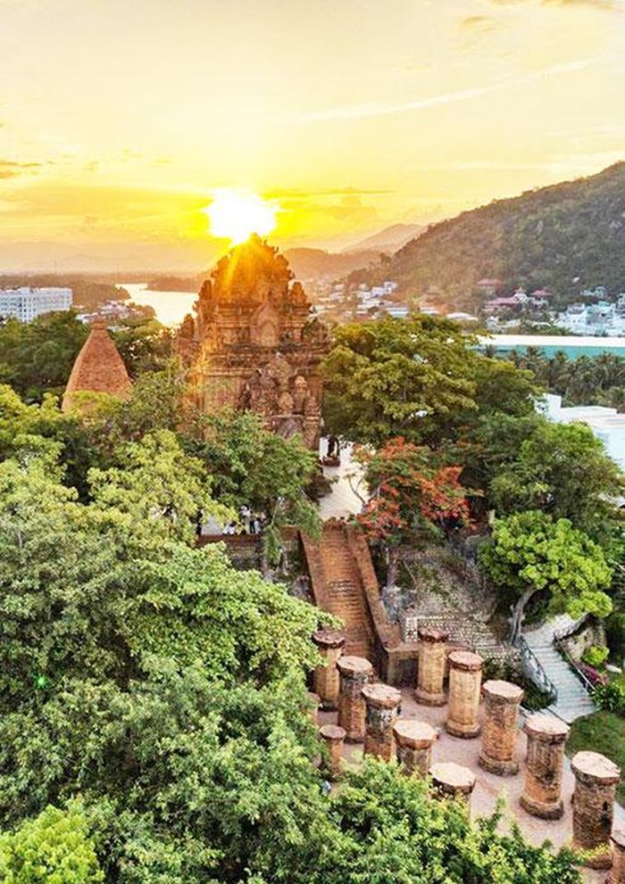  Tháp Bà Ponagar. 
