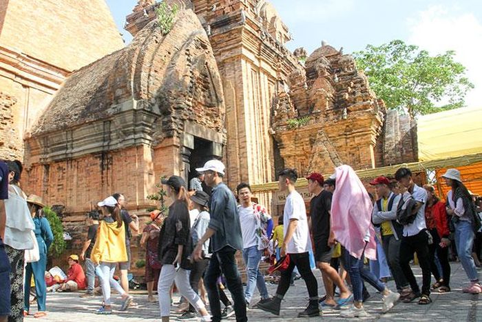  Du khách tham quan Tháp Bà Ponagar. 