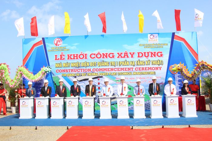  Lãnh đạo tỉnh và chủ đầu tư bấm nút khởi công Nhà máy Nhiệt điện BOT Quảng Trị I - Ảnh: Thành Dũng 