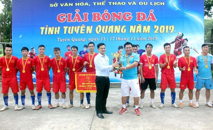 Ban Tổ chức trao giải Nhất cho đội bóng đá nam thành phố Tuyên Quang.